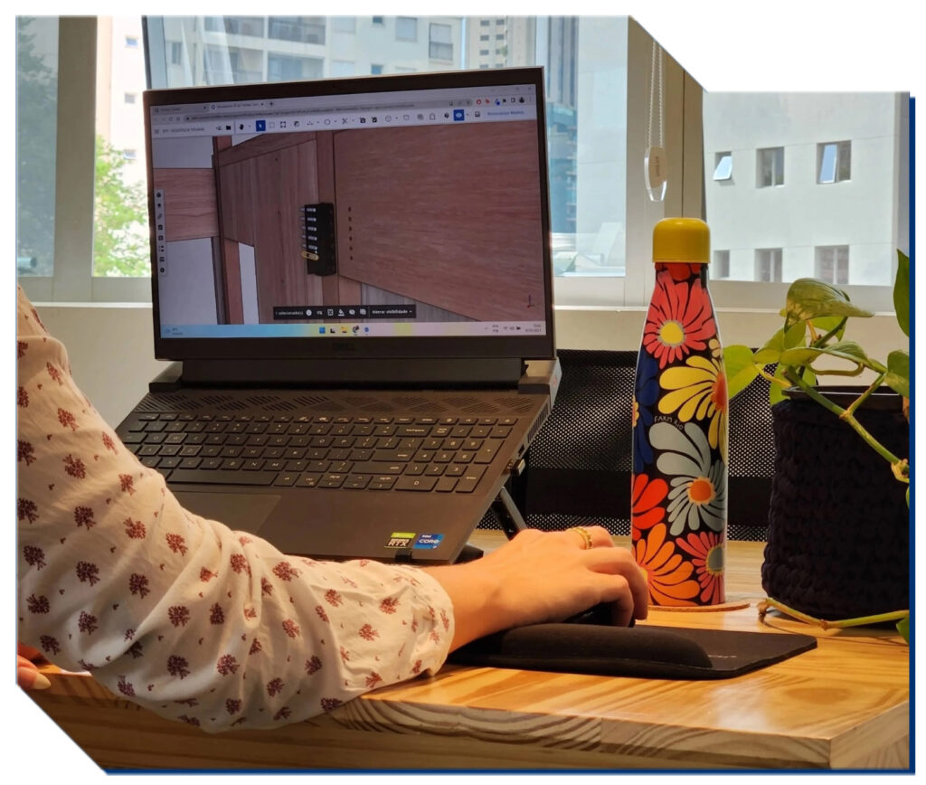 Pessoa usando o SketchUp em notebook para modelagem 3D de móveis