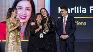 Marilia Frazillio, CEO FF Solutions, recebendo o prêmio de empreendedora do ano das mãos de Luiza Trajano, Presidente do Conselho de Administração da Magazine Luiza.