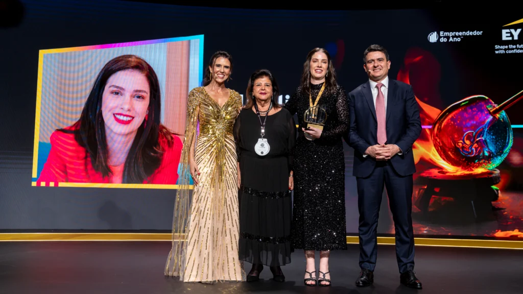 Marilia Frazillio recebendo o prêmio de Empreendedora do ano ao lado de Luiza Trajano