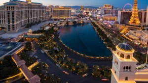 Fonte do Bellagio iluminada com a Torre Eiffel do Paris Las Vegas e a roda gigante High Roller ao fundo