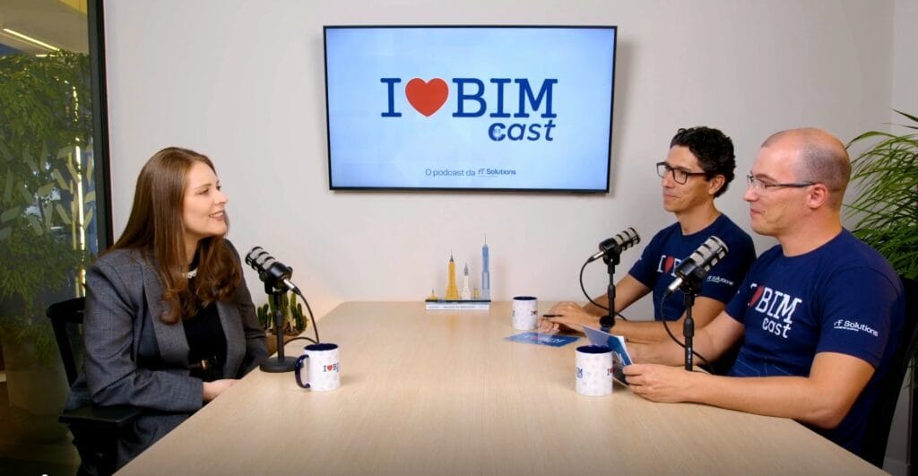 Mulher de blazer cinza conversa com dois homens de camiseta do podcast durante gravação do I Love BIM Cast